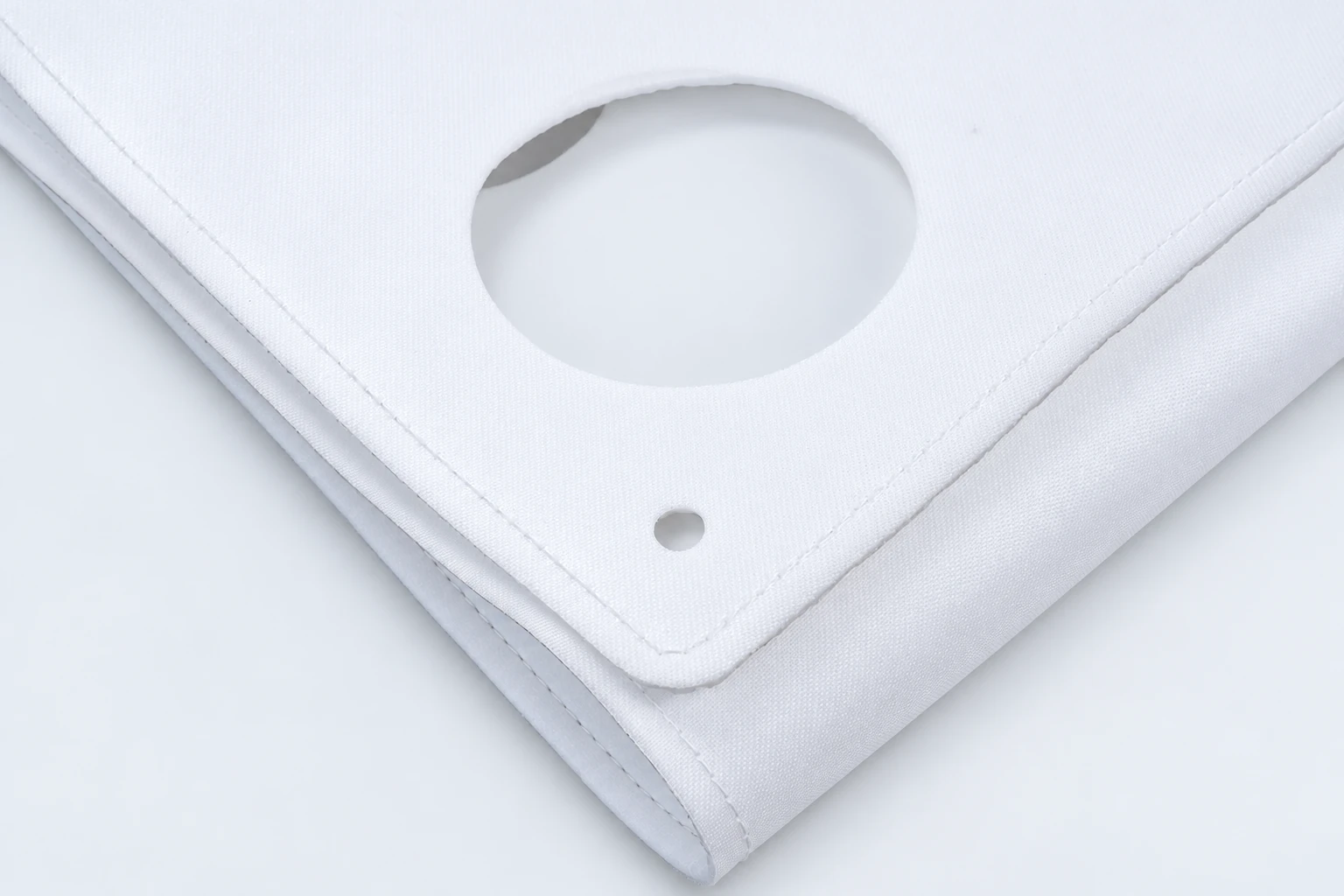 Filter cloth feed opening with surrounding reinforcement